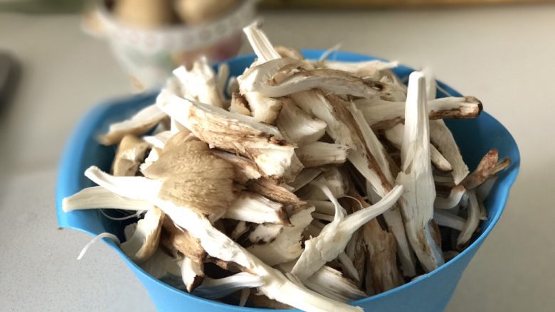 油鸡枞,然后用手将菌子撕成条,不用撕太细