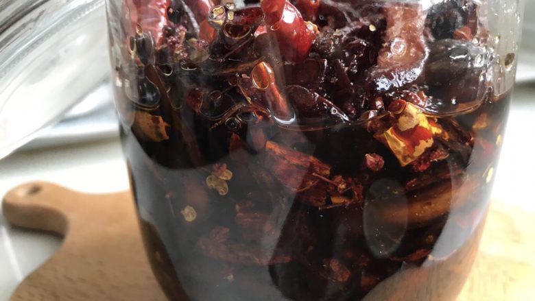 油鸡枞,這樣放在罐子里然後放冰箱,可以保存半年~一年