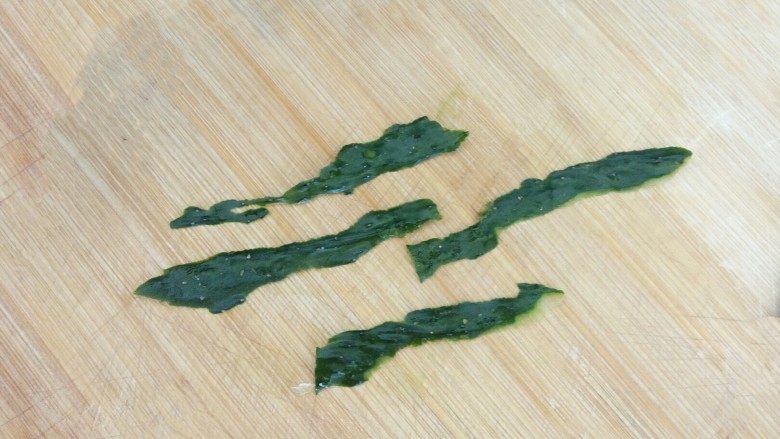 黄瓜拼盘,用削皮刀削黄瓜皮,做装饰