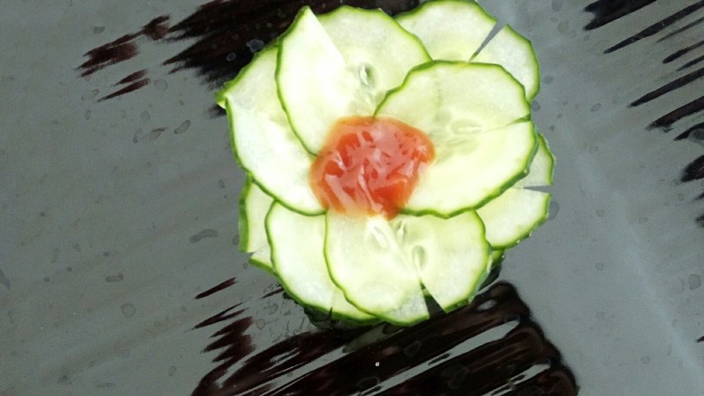黄瓜拼盘,摆盘,中间挤一点<a style='color:red;display:inline-block;' href='/shicai/ 699'>番茄酱</a>