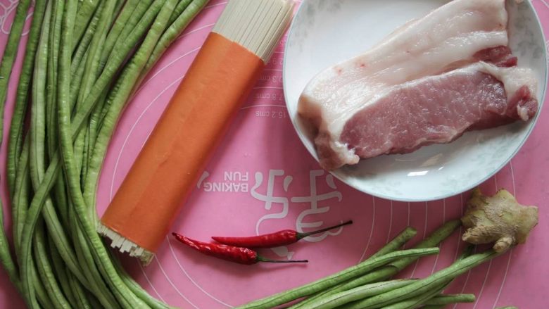 豆角(肉)焖面,准备以上食材。