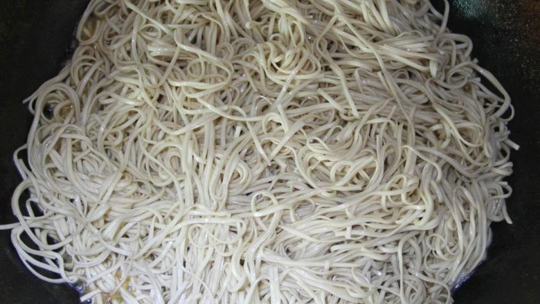 豆角(肉)焖面,将面条均匀地铺在豆角上。然后大火焖15分钟左右。