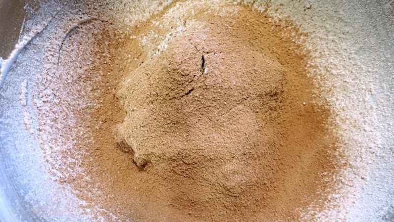 酥脆到不行的三色曲奇,取81克黄油糊,58克低筋面粉与4克巧克力粉混合过筛加入,亚拌均匀后装入裱花袋,裱花袋同样提前放入八齿裱花嘴。