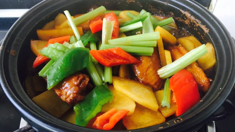 鸡翅焖土豆,放入配菜(配菜可随意)