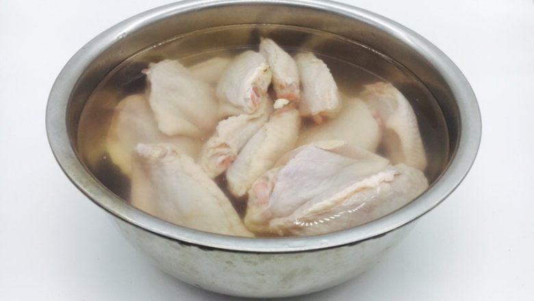 鸡翅焖土豆,在新鲜的<a style='color:red;display:inline-block;' href='/shicai/ 96'>鸡翅</a>背部划两刀,放在清水里浸泡30分钟,挤一挤血水,洗干净备用。