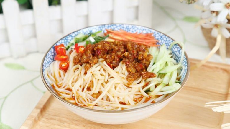 杂酱面,撒上<a style='color:red;display:inline-block;' href='/shicai/ 803'>剁椒</a>,加适量面汤,搅拌均匀就可以吃啦