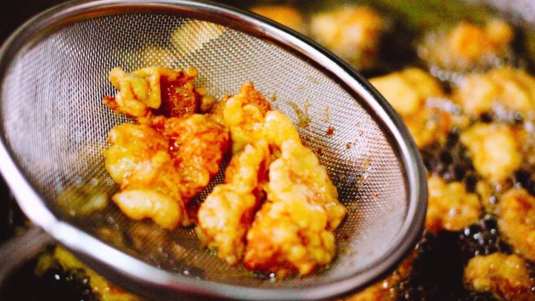 樱桃鸡肉,热锅凉油烧到六成热的时候、放入裹上糊糊的鸡脯肉炸至金黄色捞出沥干备用……