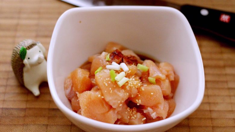 樱桃鸡肉,<a style='color:red;display:inline-block;' href='/shicai/ 5885'>鸡脯肉</a>洗净后切成小丁用<a style='color:red;display:inline-block;' href='/shicai/ 718'>料酒</a>、<a style='color:red;display:inline-block;' href='/shicai/ 762'>老抽</a>、<a style='color:red;display:inline-block;' href='/shicai/ 720'>胡椒粉</a>、盐和<a style='color:red;display:inline-block;' href='/shicai/ 756'>鸡精</a>调味后腌制20分钟