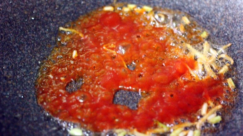 樱桃鸡肉,锅里留少许底油、倒出多余的油、加入葱姜丝爆香后、加入<a style='color:red;display:inline-block;' href='/shicai/ 699'>番茄酱</a>翻炒均匀