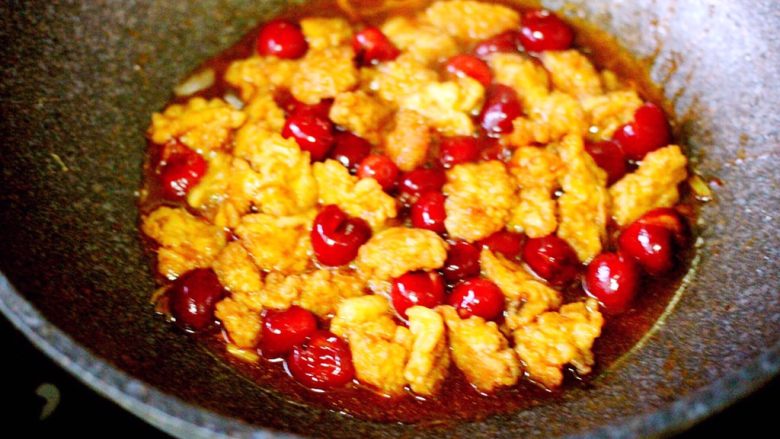 樱桃鸡肉,小火慢慢翻炒片刻……