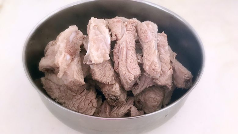虎皮蛋烧排骨,把焯好的排骨捞出来,沥干水分