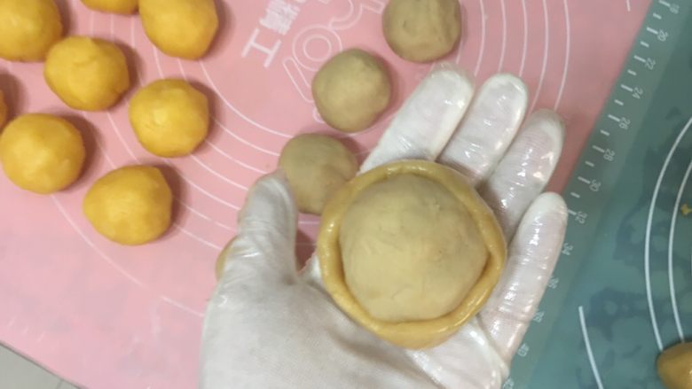 广式月饼,取30g皮包上馅,用虎口慢慢收上来,一个人没办法拍收口的照片,改天拍了传上来