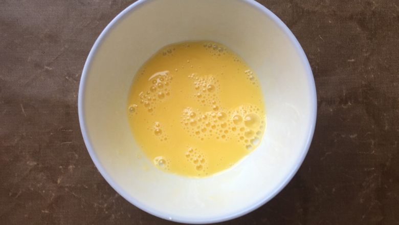 广式月饼,准备蛋液,一个蛋黄半个蛋清