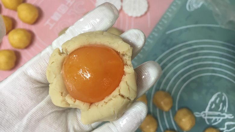 广式月饼,莲蓉和蛋黄一起45g,也是自己炒的