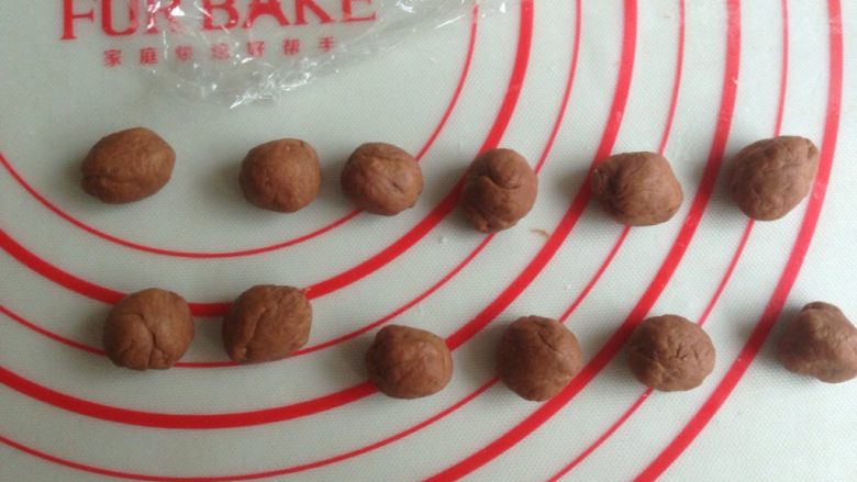 呆萌小狗面包,可可色面团分成每个3克,总共12个,做狗耳朵
