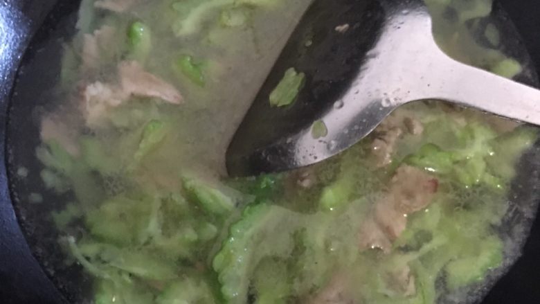 苦瓜肉片汤,倒入水!盖锅煮5分钟左右