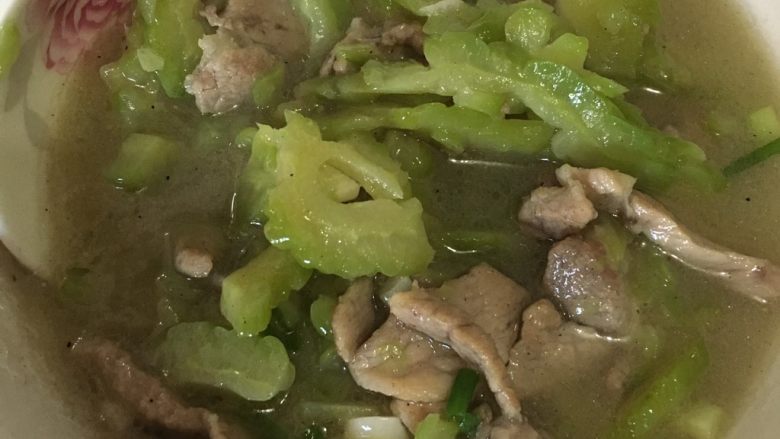 苦瓜肉片汤,起锅加一点盐和鸡精!一道口感不同的汤就出锅了
