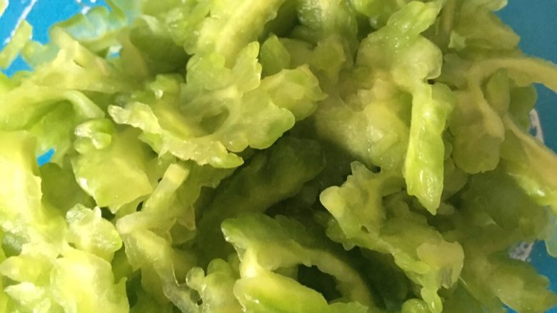 苦瓜肉片汤,将苦瓜用手抓控出一部分水,避免汤过苦!用清水洗净