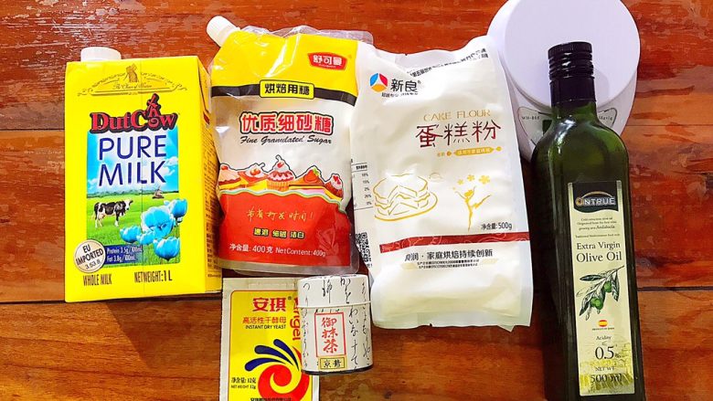 即方便又快捷~一次发酵双色绣球馒头,首先我们准备好所有材料!