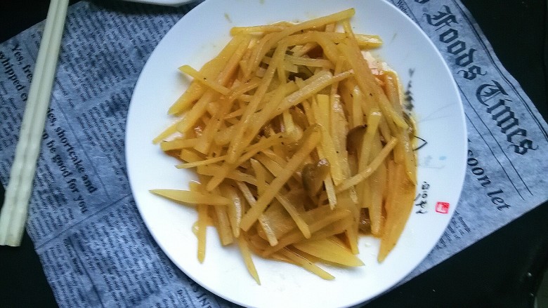 榨菜土豆丝,装盘