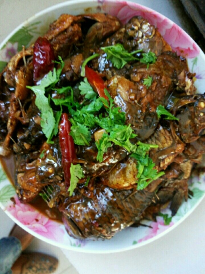 酱炖鲤鱼,盛完鱼时,在上面放点香菜,这样一道好吃的酱鲫鱼🐠就做好了,香气扑鼻。想吃的赶快动手做吧。