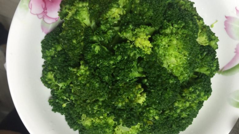 茄汁西蓝花,将西蓝花摆盘,倒入烧好的茄汁