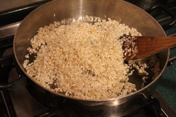 香甜米饭+炸炖饭球,放入意大利米拌炒一下,让米粒沾上油脂。