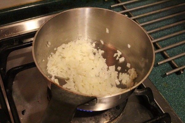 香甜米饭+炸炖饭球,炒肉馅:先炒香大蒜和洋葱。