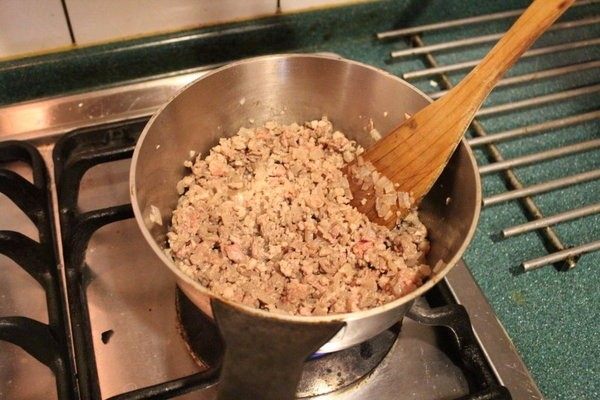 香甜米饭+炸炖饭球,放入猪绞肉和牛绞肉,炒至肉色变白。