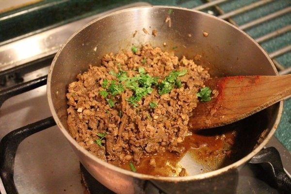 香甜米饭+炸炖饭球,加入切碎意大利香菜,拌匀放凉备用。