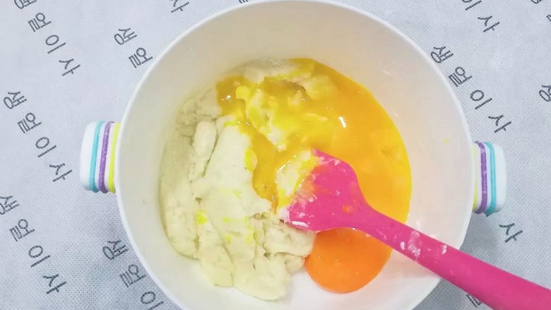 迷彩戚风蛋糕,再加入蛋黄翻拌,不要过度搅拌,以免面粉起筋影响蛋糕口感的松软;