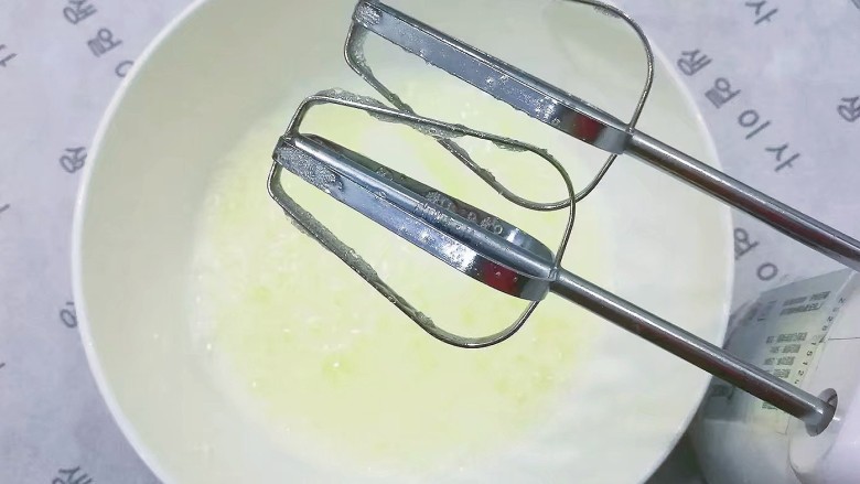 迷彩戚风蛋糕,接下来打发蛋清:先用电动打蛋器将蛋白打到鱼眼泡的时候,加入<a style='color:red;display:inline-block;' href='/shicai/ 919'>柠檬汁</a>和1/3的细砂糖;