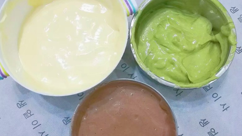 迷彩戚风蛋糕,这是拌好的三色蛋糕糊;