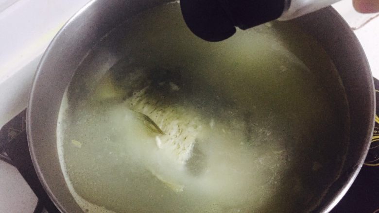 黑枸杞鲫鱼豆腐汤,待鱼肉变熟,加入盐调味