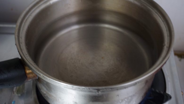 牛肉羹,鲜掉眉毛了!,一边坐锅烧水,一边把材料切碎。