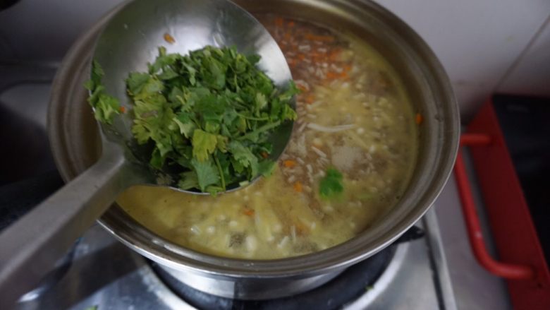 牛肉羹,鲜掉眉毛了!,关火后,放上香菜碎。