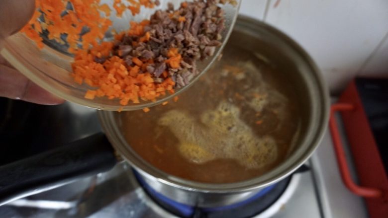 牛肉羹,鲜掉眉毛了!,水开后把切好的菜全部下锅。