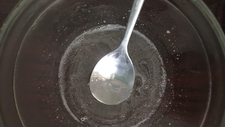 3D果冻花,做彩色花瓣液
将吉利丁粉与水混合搅拌,微波炉加热10秒,搅拌均匀。
