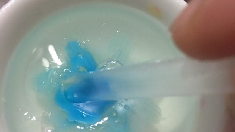 3D果冻花,先在果冻上挖出一个小洞,倒入花蕊颜色,用针状吸管扎出花蕊。
用纸吸干花蕊颜色,再倒入花瓣颜色。
用勺状吸管按次序按方向扎出花瓣的样子。