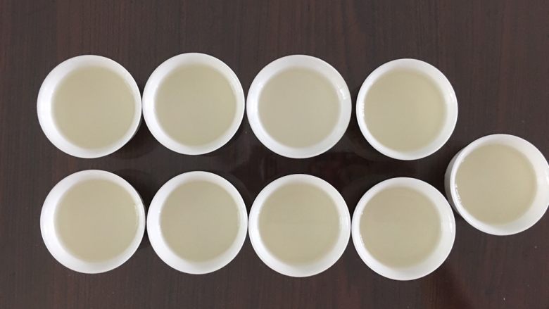 3D果冻花,将步骤3倒入圆底小杯子中,放入冰箱冷藏4小时,直至凝固。