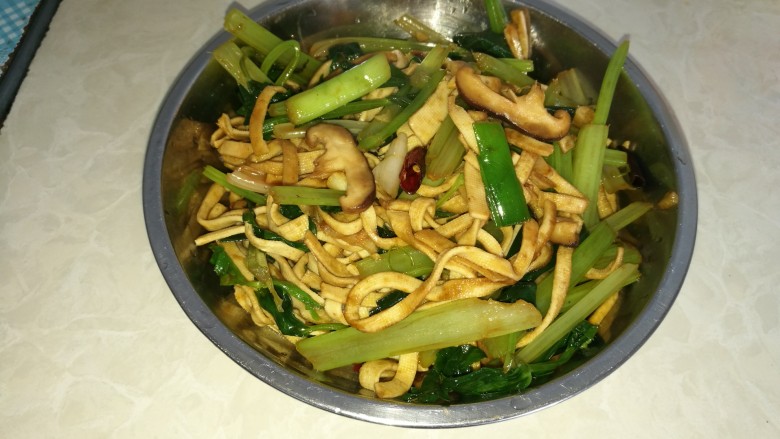 香菇味芹菜炒豆腐皮