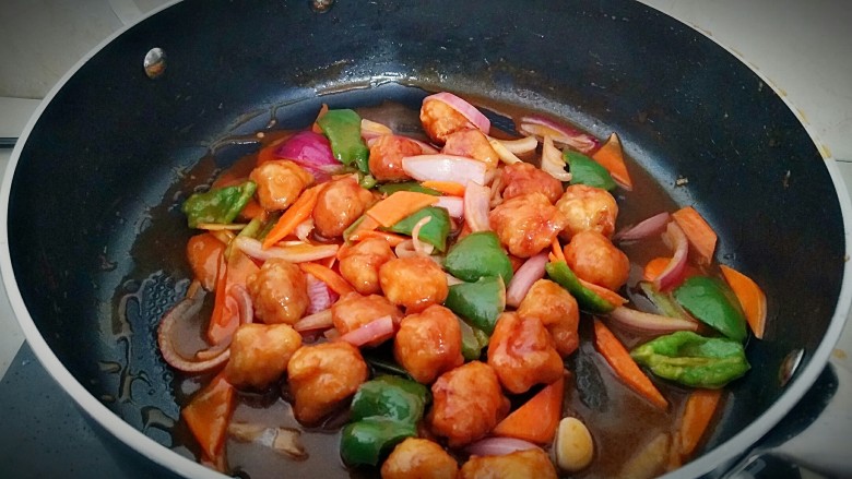 家常版溜肉段,炒至蔬菜断生,汤汁浓厚即可出锅!