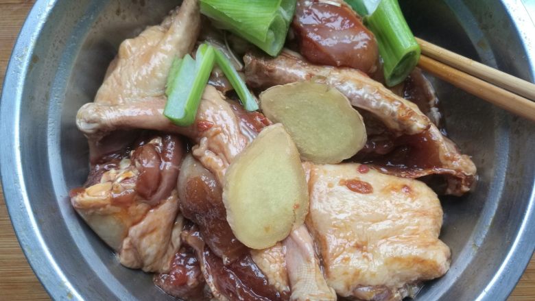 无油无水啤酒鸭,加入葱姜、拌匀,腌制30分钟。
