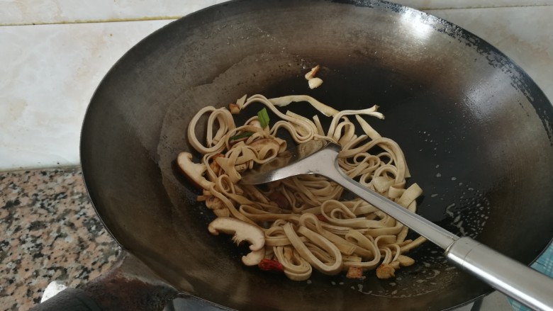 香菇味芹菜炒豆腐皮,锅里倒入适量<a style='color:red;display:inline-block;' href='/shicai/ 847'>香油</a>，油温六成热并把<a style='color:red;display:inline-block;' href='/shicai/ 4199'>豆腐皮</a>和<a style='color:red;display:inline-block;' href='/shicai/ 230'>香菇</a>放入锅里快熟炒！！！