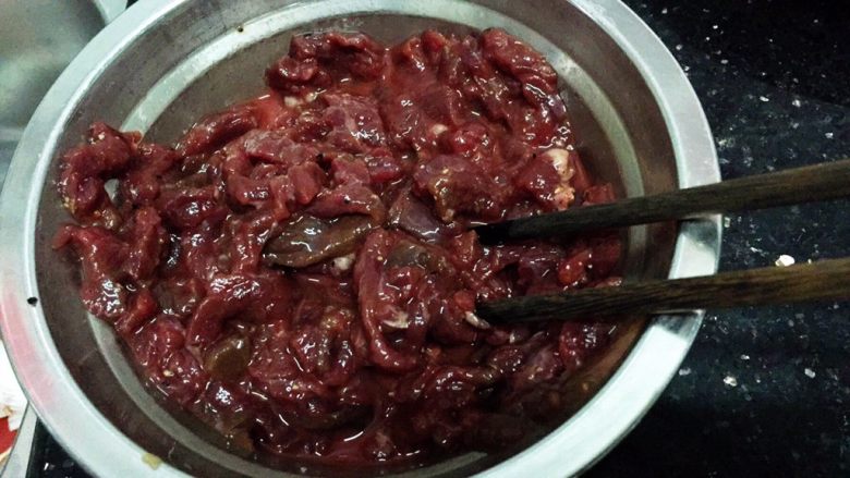 黑椒牛柳烩意粉,顺时针搅拌均匀后保鲜膜封好,放冰箱冷藏至少2小时