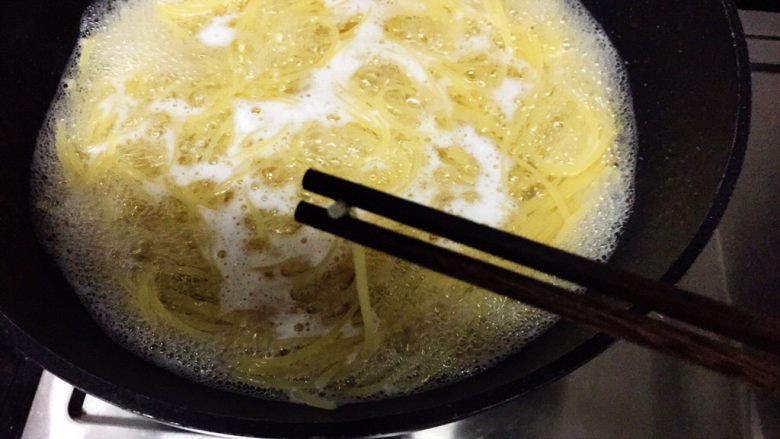 黑椒牛柳烩意粉,这里主要说一下煮面的时间
很多都说煮8分钟就可以,可是我煮这么多次,还真没有一次是8分钟完事的
每次都是8分钟后试了不熟,再继续煮。
今天我特意算了下时间,面熟需要10分钟。