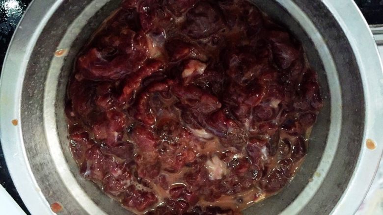 黑椒牛柳烩意粉,20g水分两次加入进去,每次加入后顺时针搅拌至牛肉吸收水份。加1g盐,继续搅拌