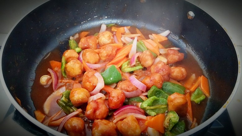 家常版溜肉段,倒入淀粉水,保持中火翻炒均匀。