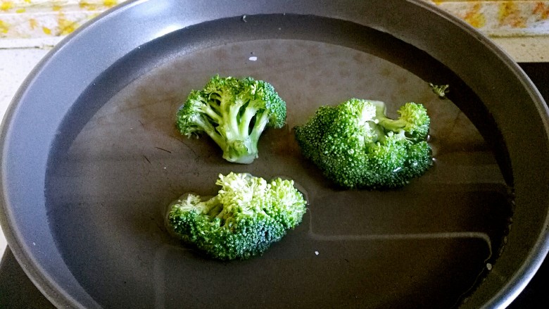 玉珠黄金瓜,浸泡好的西蓝花焯水烫熟(烫过颜色更漂亮哦)