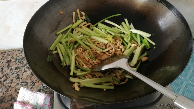 香菇味芹菜炒豆腐皮,豆腐皮炒熟后依次放入<a style='color:red;display:inline-block;' href='/shicai/ 125'>芹菜</a>杆，蒜苗和葱花细末，再放入适量<a style='color:red;display:inline-block;' href='/shicai/ 788'>生抽</a>，少许盐和适量水开至中火一起快速炒！！！！